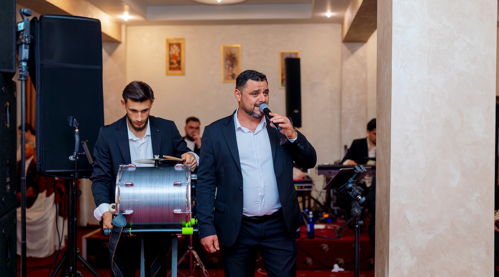 Soliști ai formației în timpul programului live