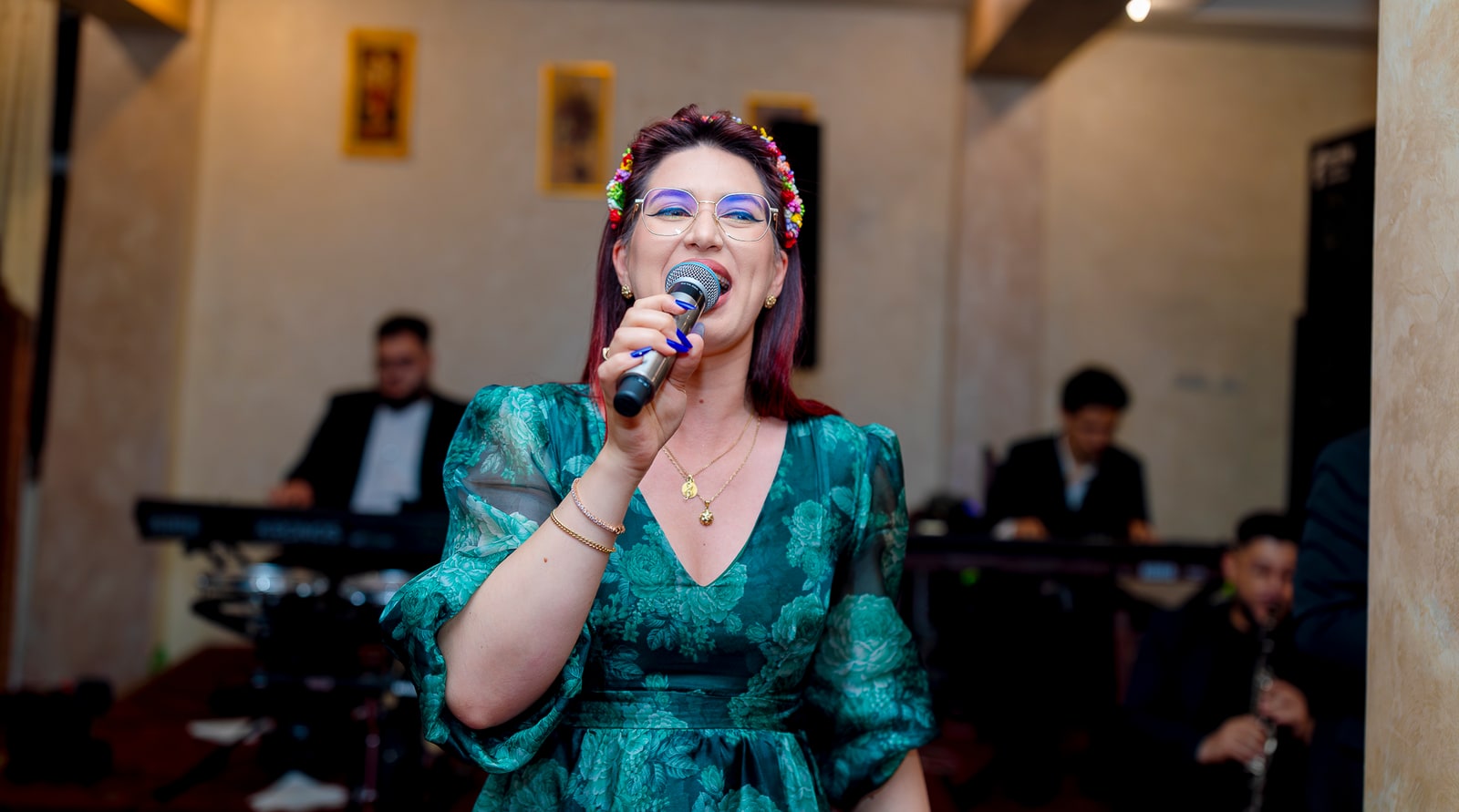 Solistă a formației cântând live la Nuntă Baia