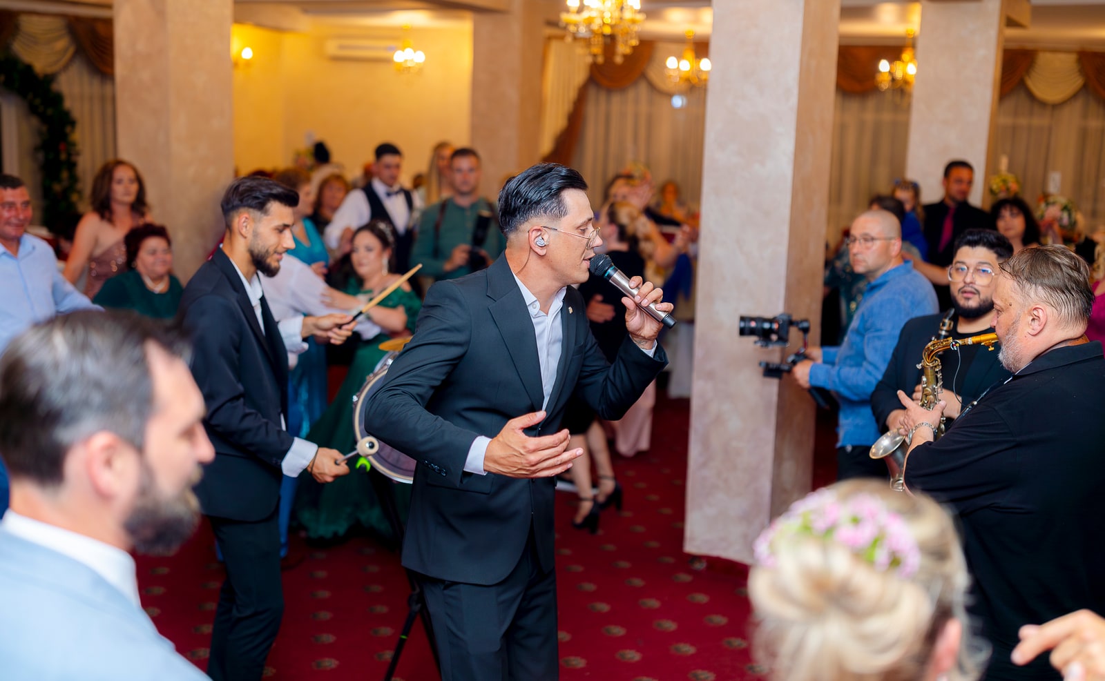 Tase și formația cântând live la o nuntă