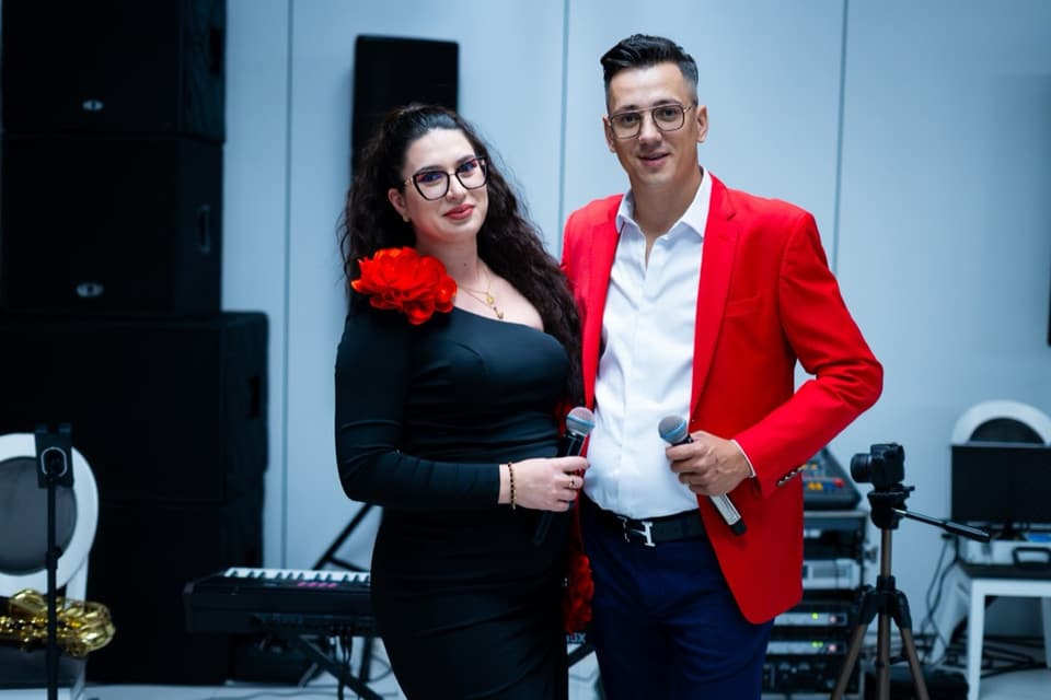 Solist live pe scenă la eveniment privat